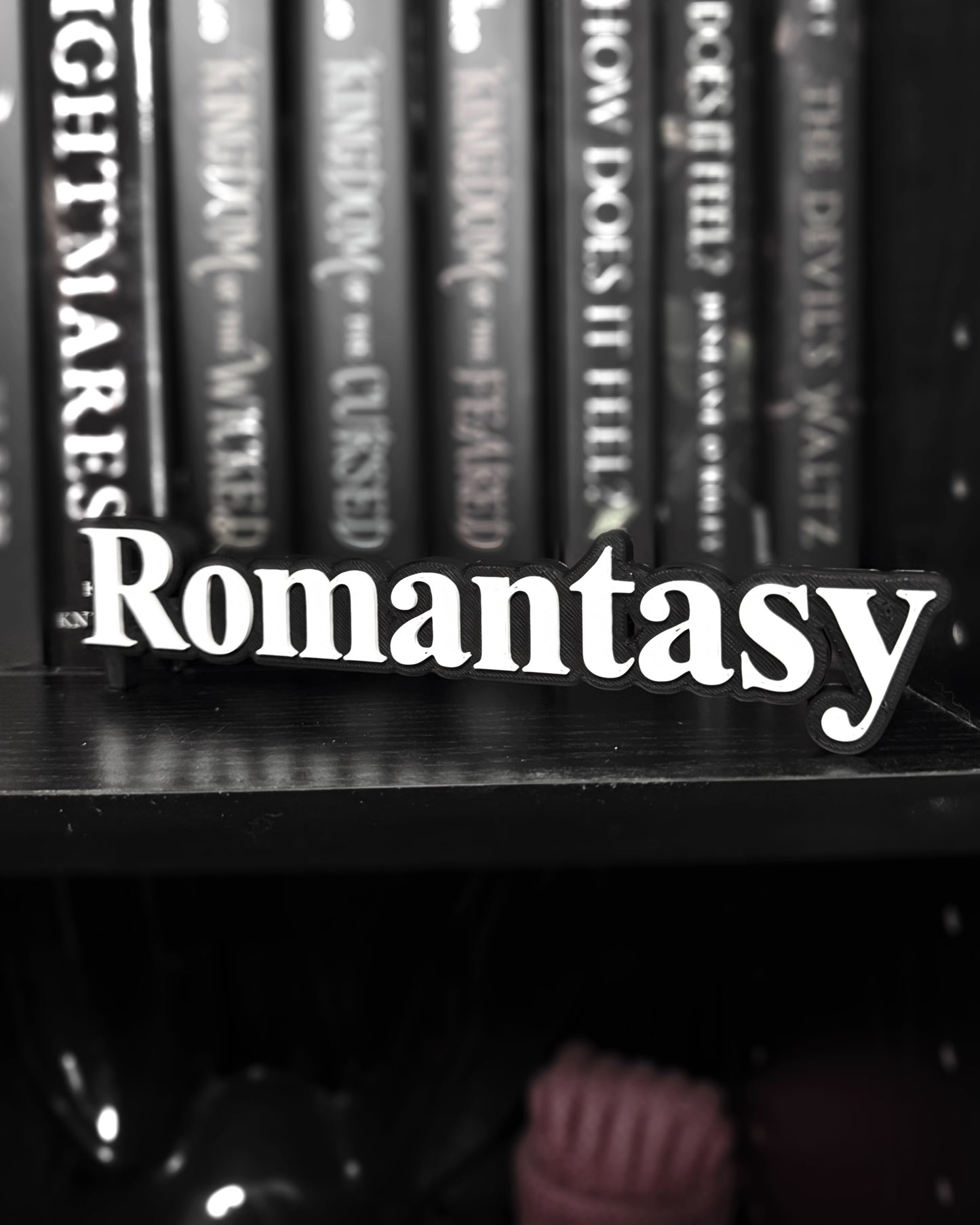 Romantasy Bookshelf Plate